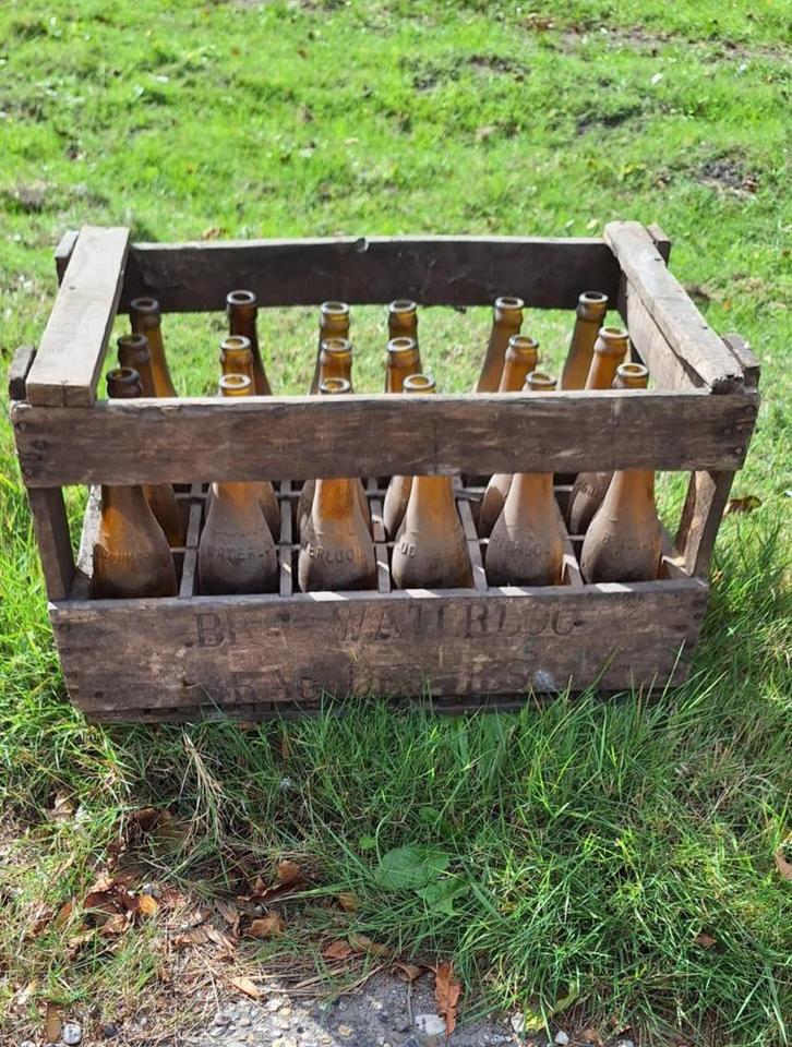 60 tot 80 jaar oude krat, flessenkrat met 24 bierflessen., Antiek en Kunst, Curiosa en Brocante, Ophalen