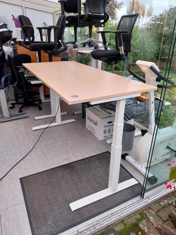 Diverse mooie bureaus ook zit-sta en duo 