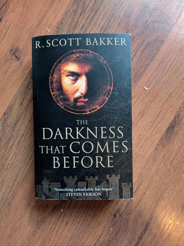The Darkness That Comes Before R.Scott Bakker, Boeken, Fantasy, Zo goed als nieuw, Ophalen of Verzenden