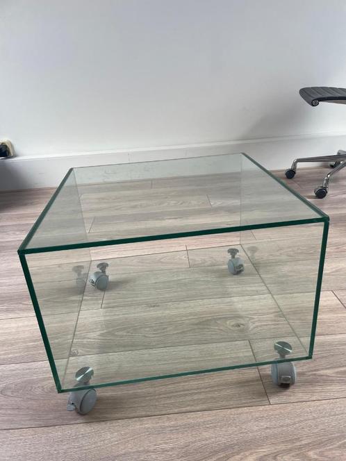 Glazen salontafel op wieltjes – strak design, 55cm breed, Huis en Inrichting, Tafels | Salontafels, Zo goed als nieuw, 50 tot 75 cm