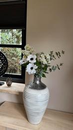 Mooi decoratieve vaas gevult met witte zijdebloemen., Steen, Wit, Ophalen of Verzenden, Zo goed als nieuw