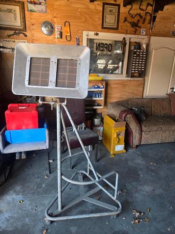 Oude Industriële Heater op Standaard werkend op gas beschikbaar voor biedingen