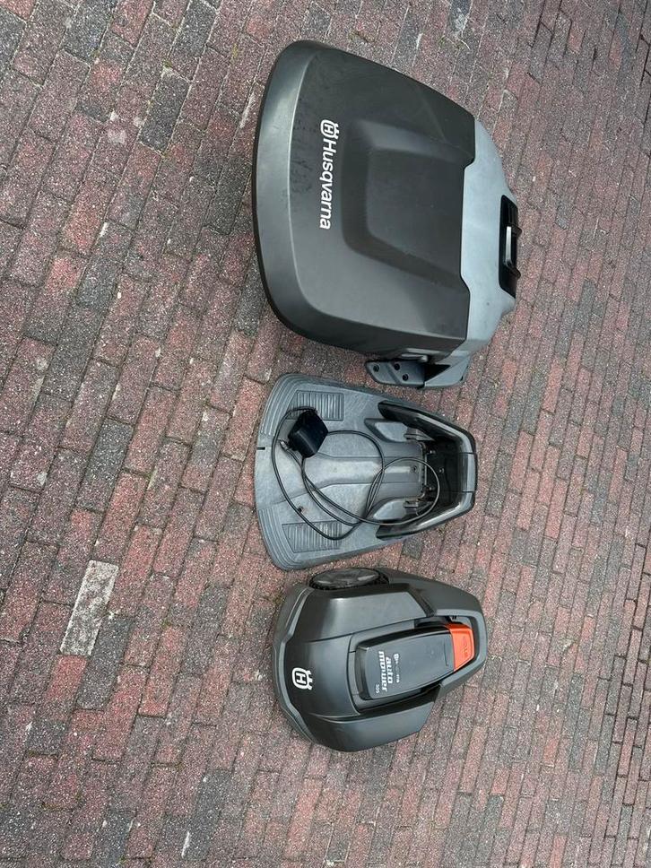 Husqvarna Automower 305 Robotmaaier incl garage, Tuin en Terras, Robotmaaiers, Gebruikt, 20 tot 25 cm, Met regensensor, Ophalen of Verzenden