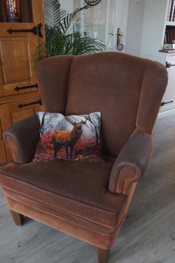 Stevige stoel beschikbaar voor biedingen
