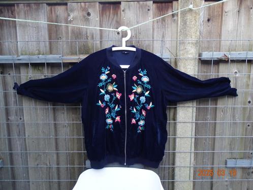 MS MODE MT 50 FLUWELEN VELVET BOMBERJACK/ BLOUSE JAS-BLOEMEN, Kleding | Dames, Grote Maten, Zo goed als nieuw, Trui of Vest, Overige kleuren
