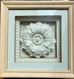 Bijzonder decoratief gipsen rozet ornament in 3D omlijsting, Antiek en Kunst, Ophalen of Verzenden