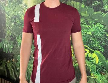 Rood tshirt met wit beschikbaar voor biedingen