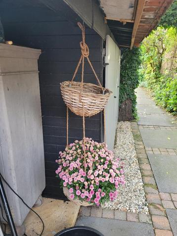 Hangers van riet en touw voor in de tuin beschikbaar voor biedingen