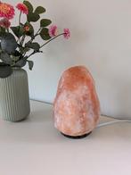 Himalaya zoutlamp in oranje, met houten voet, Huis en Inrichting, Lampen | Tafellampen, Overige materialen, Gebruikt, Sfeervol