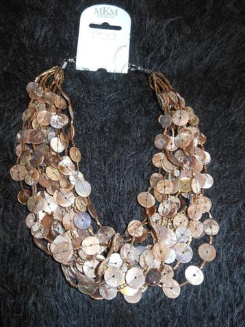 Korte bruine hals ketting met schijfjes en kleine kraaltjes beschikbaar voor biedingen