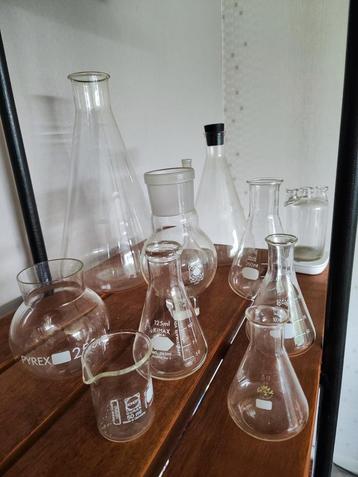 Verschillende laboratoriumglas pyrexglas uit een school beschikbaar voor biedingen