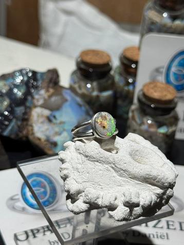 Zilveren ring met australische opaal ( nobby ) beschikbaar voor biedingen