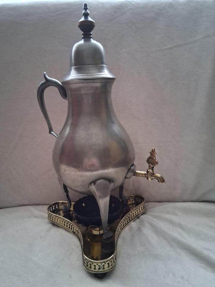 Een Antiek Tinnen "Kraantjeskan" met geel koperen voetplaat., Antiek en Kunst, Antiek | Tin, Ophalen