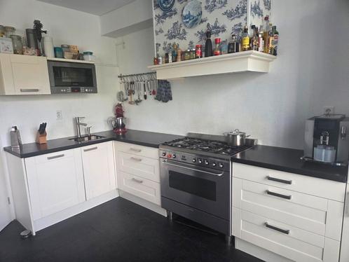 Witte houten keuken met zwart composieten blad, Huis en Inrichting, Keuken | Complete keukens, Zo goed als nieuw, Hoekkeuken, Wit
