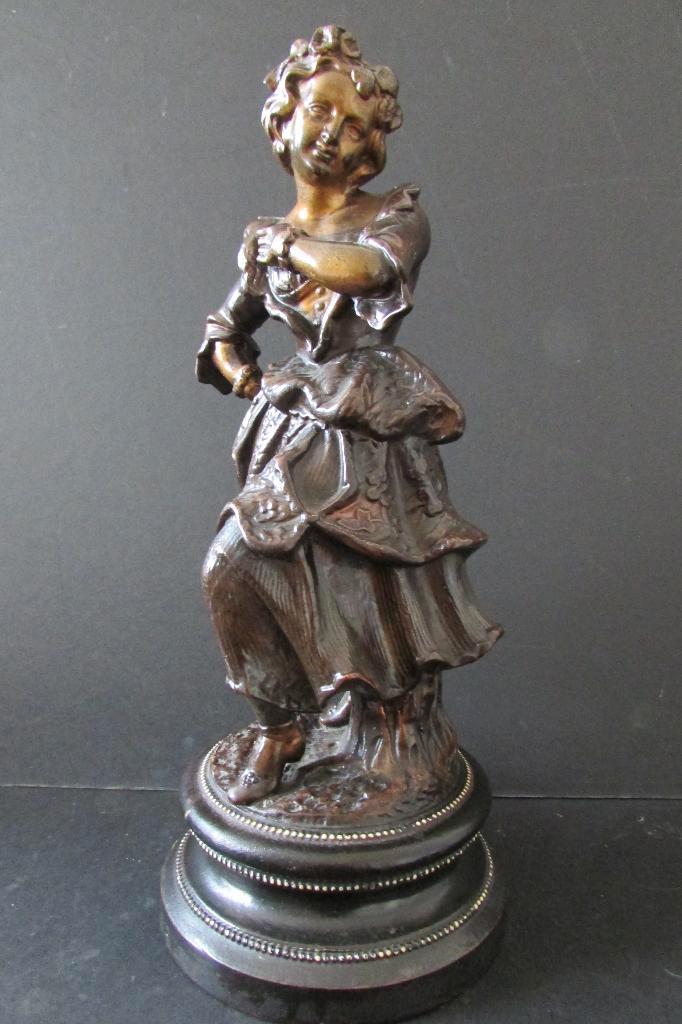 Antiek beeld van een meisje, Antiek en Kunst, Kunst | Beelden en Houtsnijwerken, Ophalen of Verzenden