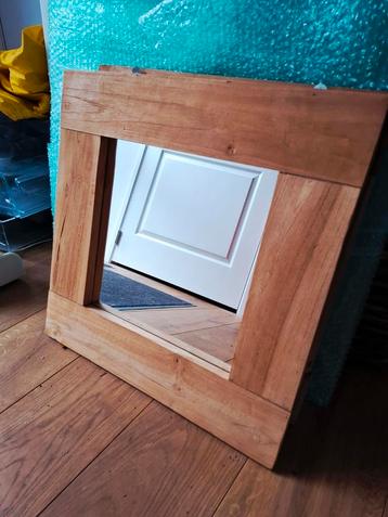 3 Robuuste spiegels met houten frame - 50x50cm beschikbaar voor biedingen