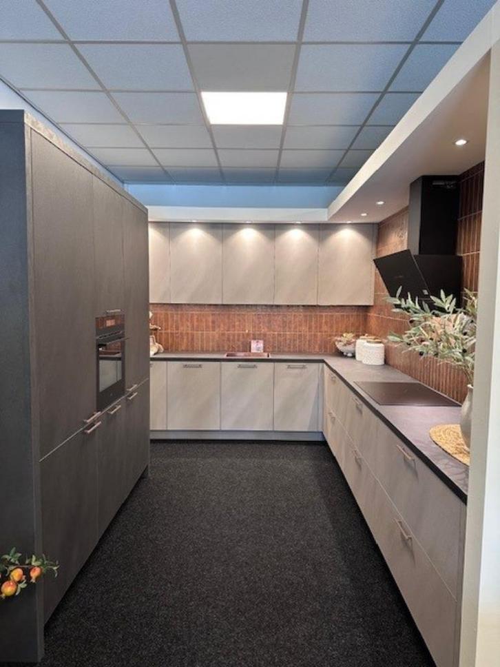 Showroom keuken voor maar €13.750,-, Huis en Inrichting, Keuken | Complete keukens, Nieuw, Overige typen, Overige kleuren, Kunststof
