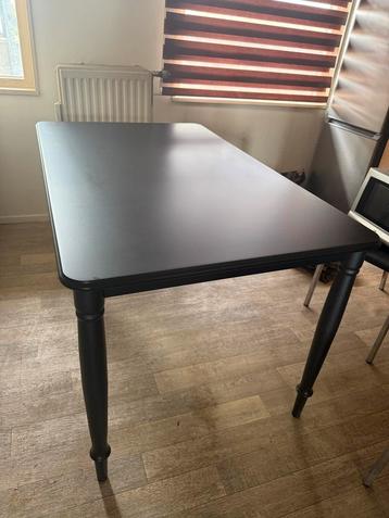 Zwarte Eettafel met drie stoelen beschikbaar voor biedingen