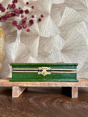 Vintage groen houten doosje met messing details beschikbaar voor biedingen