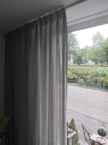 Grijze inbetween vitrage Kwantum met dubbele plooi beschikbaar voor biedingen
