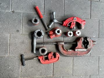 Draadsnijapparaat met toebehoren.  beschikbaar voor biedingen