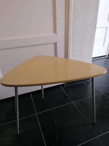 Vintage '60 bijzettafel met metalen pootjes beschikbaar voor biedingen