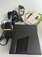 Xbox 360 Slim 250GB Starter Pack - Model 1439, Spelcomputers en Games, Spelcomputers | Xbox 360, Met 2 controllers, Ophalen of Verzenden