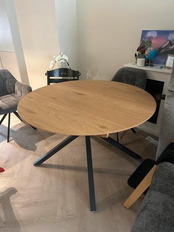 Ronde uitschuifbare eettafel beschikbaar voor biedingen