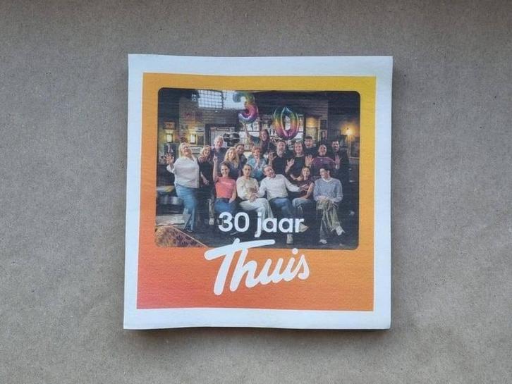 Servetten naar aanleiding van 30 jaar Thuis, serie op VRT 1, Verzamelen, Merken en Reclamevoorwerpen, Nieuw, Overige typen, Ophalen of Verzenden