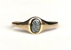 Gouden vintage ring hematiet gegraveerd maat 17 1/4, Gebruikt, Ophalen of Verzenden, 17 tot 18, Dame