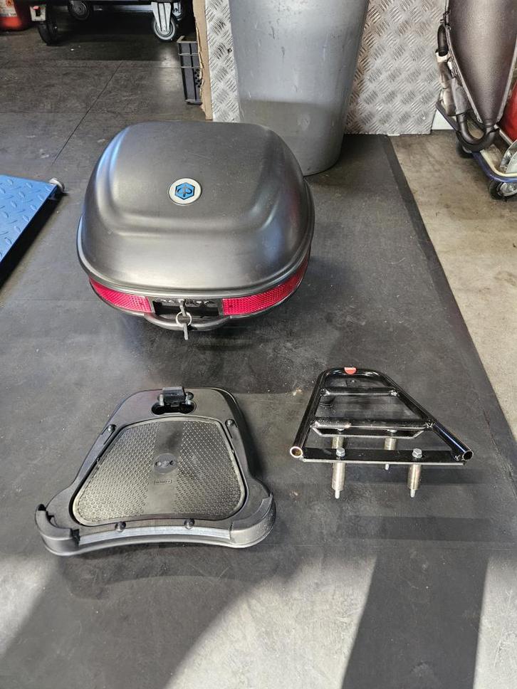 Orginele Topkoffer Piaggio / Gilera Old NOS runner drager, Fietsen en Brommers, Brommeronderdelen | Scooters, Zo goed als nieuw