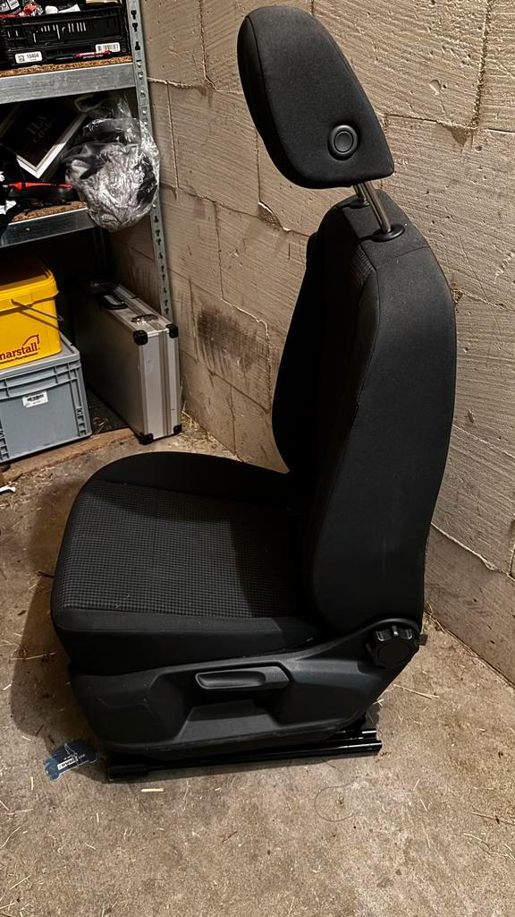VW Caddy stoel 2024, ongebruikt, armsteun, nieuwstaat., Auto-onderdelen, Interieur en Bekleding, Volkswagen, Nieuw, Ophalen