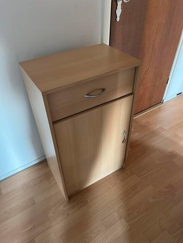 Kastje in zeer goede staat, gratis ophalen! beschikbaar voor biedingen