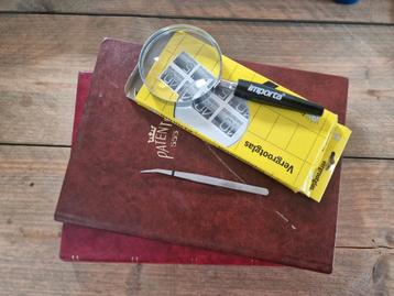Postzegelverzameling in 2 albums + vergrootglas en pincet beschikbaar voor biedingen