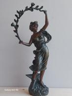 Art Nouveau beeld vrouw met bloemenboog – H Trémo – ca. 1900, Antiek en Kunst, Kunst | Beelden en Houtsnijwerken, Ophalen of Verzenden