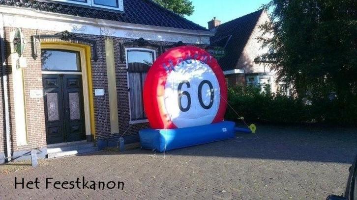 60 Jaar opblaasfiguur te huur / versiering / verjaardag, Hobby en Vrije tijd, Feestartikelen | Verhuur, Zo goed als nieuw, Verjaardag