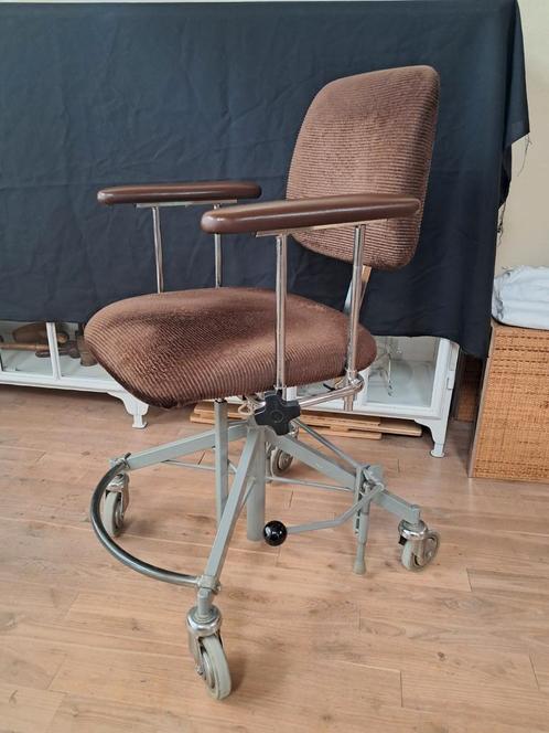 MERCADO MEDIC SWEDEN trippelstoel in vrijwel nieuwstaat, Huis en Inrichting, Bureaustoelen, Gebruikt, Bruin, Ergonomisch, Ophalen