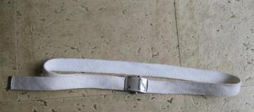 1 witte ceintuur 2,5X103 cm. beschikbaar voor biedingen