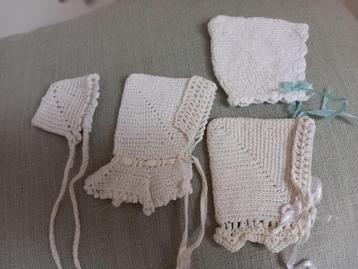 4 schattige kleine antieke poppen mutsjes. beschikbaar voor biedingen