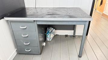 Zeer stevig Gispen buro / bureau beschikbaar voor biedingen