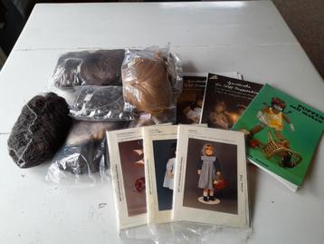 Boekjes, Patronen en poppenpruikjes om poppen te maken beschikbaar voor biedingen