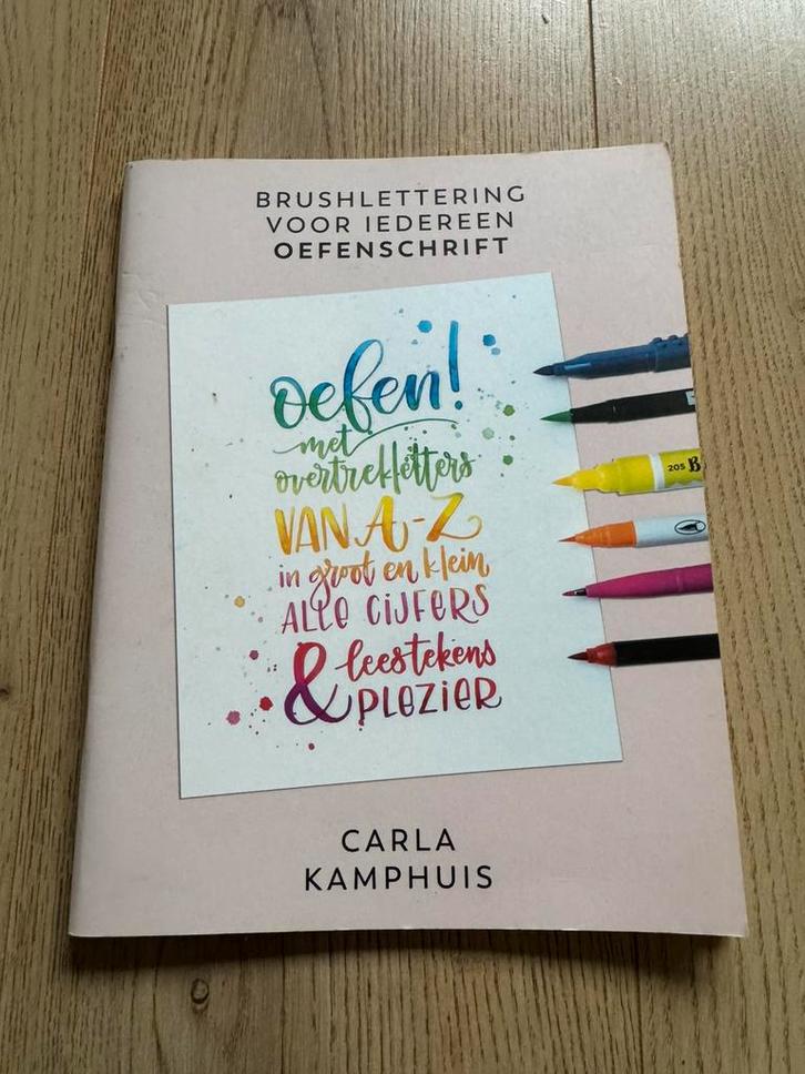 Carla Kamphuis - Oefenschrift Brushlettering, Boeken, Hobby en Vrije tijd, Zo goed als nieuw, Tekenen en Schilderen, Ophalen of Verzenden