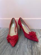 Rode suede pump/hakschoen met strik, H&M, maat 38, Kleding | Dames, Ophalen of Verzenden, Zo goed als nieuw, Rood