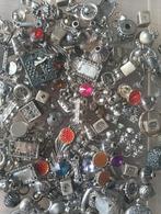 Halve kilo zilverkleurige kralen en bedels, Hobby en Vrije tijd, Kralen en Sieraden maken, Ophalen of Verzenden, Zo goed als nieuw