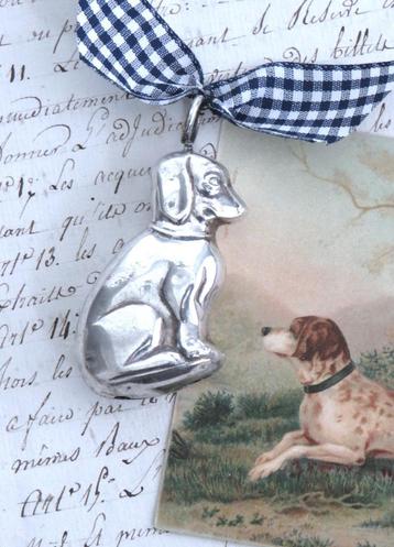 Oud verzilverd hondje beschikbaar voor biedingen