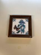 Vintage Tegel met Vlinder en Rups in houten lijst, Ophalen of Verzenden