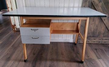 Bureau, vintage, hout/formica beschikbaar voor biedingen