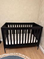 Mooie zwarte babykamer - Ledikant, commode & Kast, Ophalen of Verzenden, Zo goed als nieuw, Ledikant