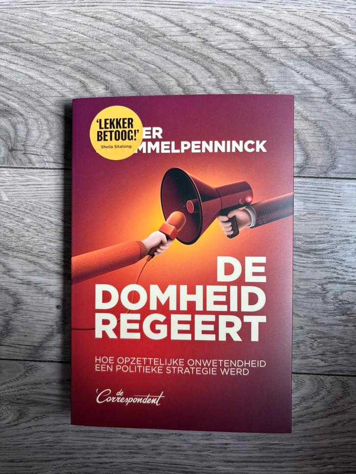De domheid regeert -  Sander Schimmelpenninck, Boeken, Essays, Columns en Interviews, Zo goed als nieuw, Ophalen of Verzenden