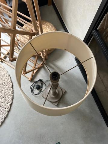 Staande lamp met witte kap beschikbaar voor biedingen
